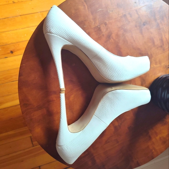 BCBGENERATION Parade sky high pump in faux white snake leather - Picture 3 of 6